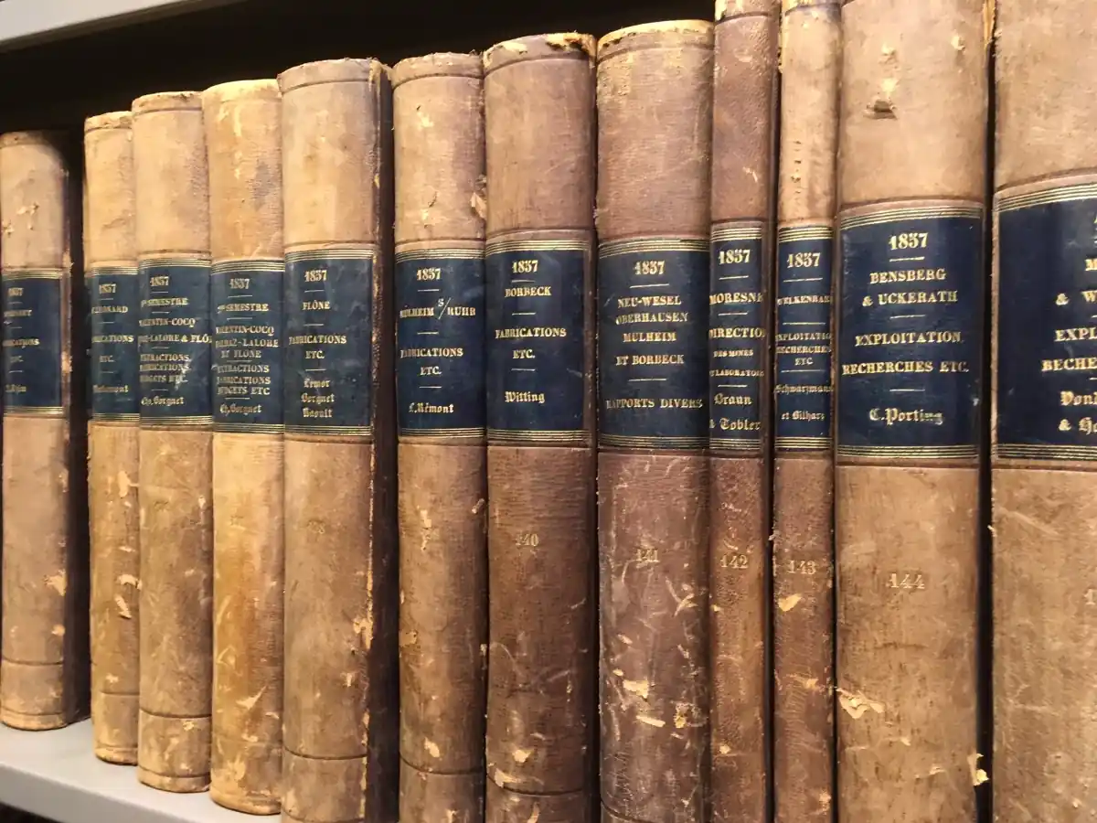 Rayonnage de registres anciens du fonds Vieille Montagne