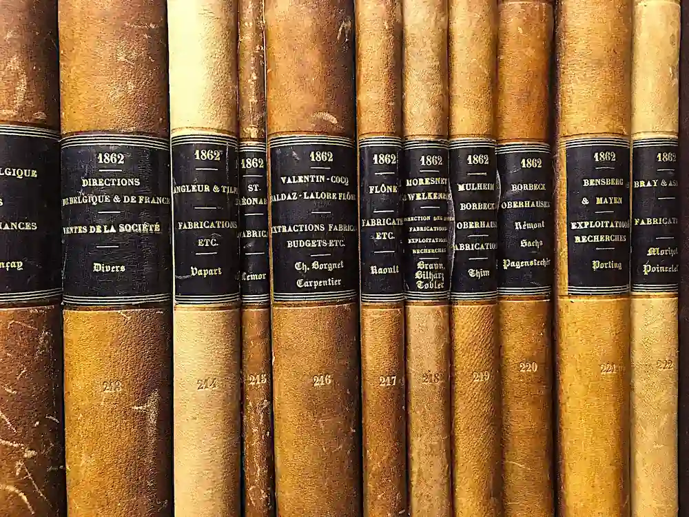 Gros plan sur des registres anciens du fonds d’archives Vieille Montagne